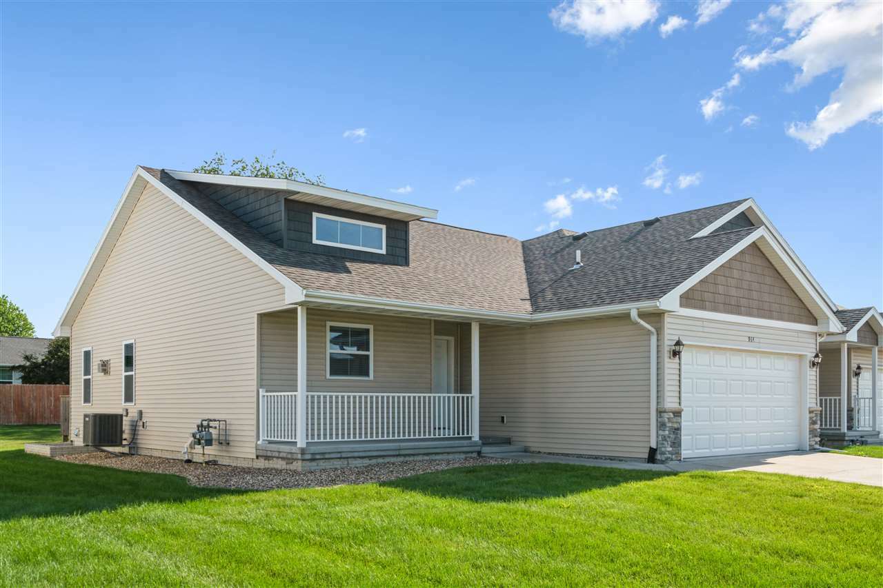 Property Photo:  914 Deer Run Dr NE  IA 52402 