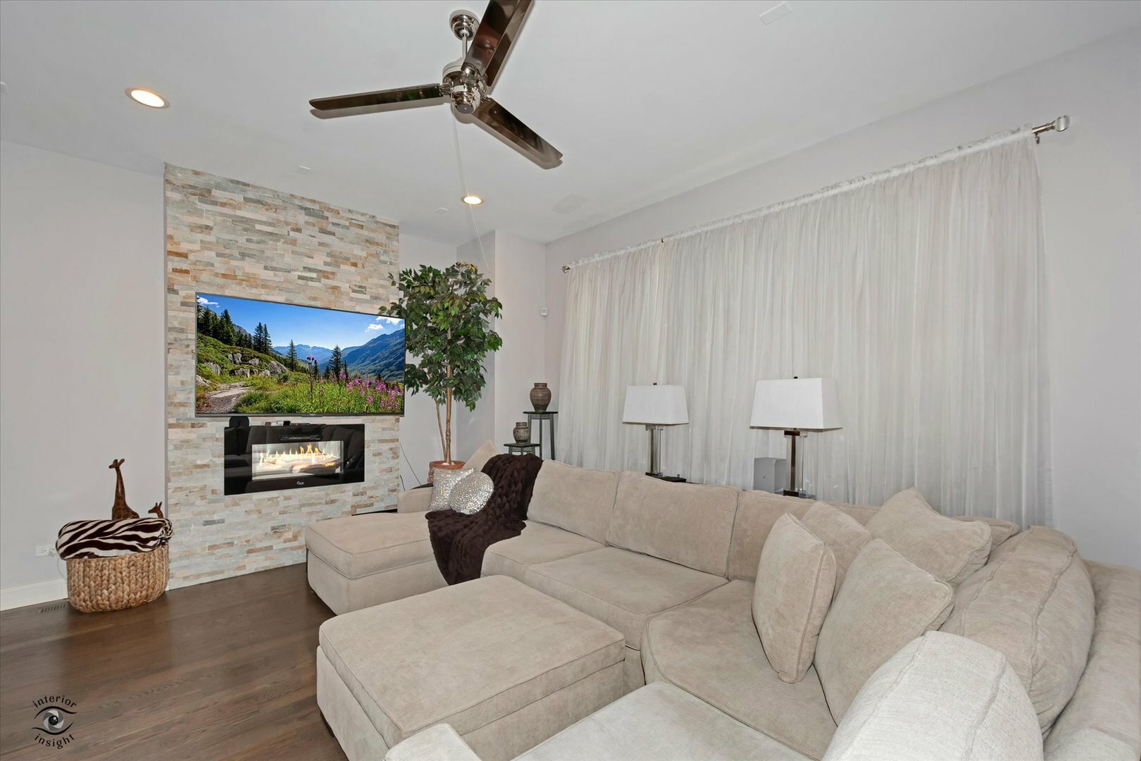 Property Photo: 609 E 48th Street IL 60615