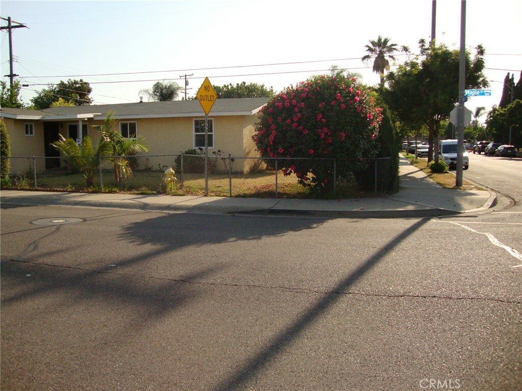 Property Photo:  2100 W Dogwood Avenue  CA 92801 
