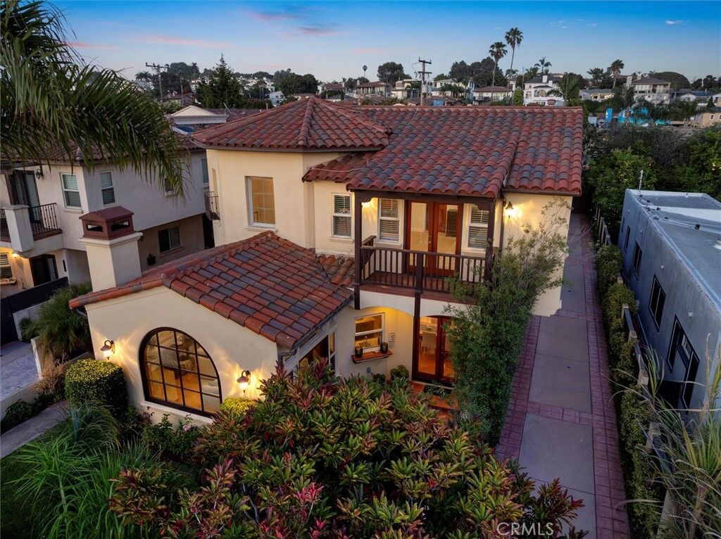 Property Photo: 708 Elvira Avenue A CA 90277