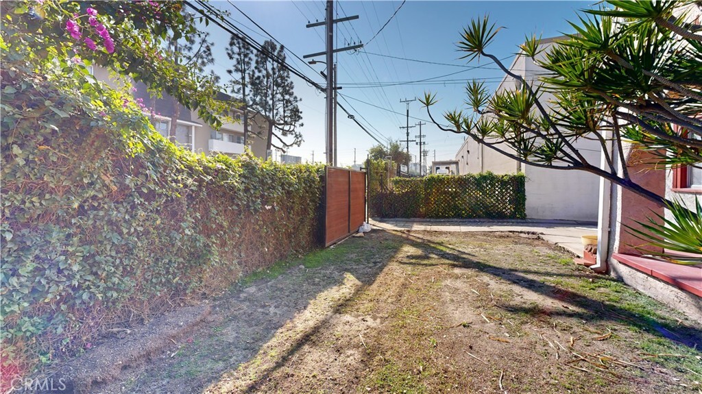 Property Photo:  1143 N Sycamore Avenue  CA 90038 