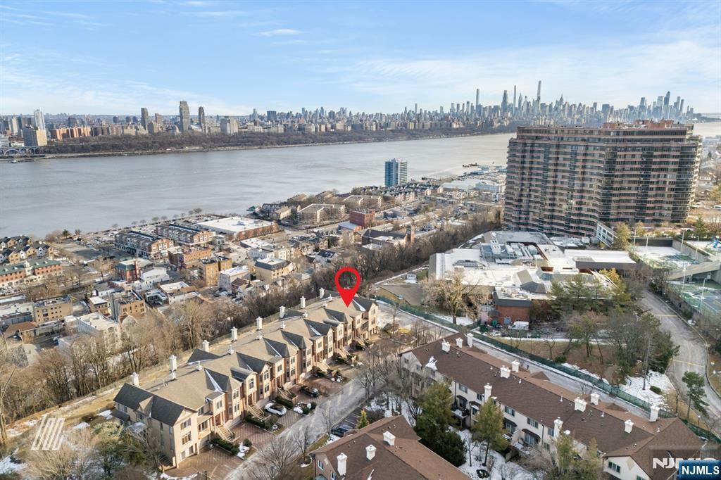 29 E Victoria Place  Fort Lee NJ 07024 photo