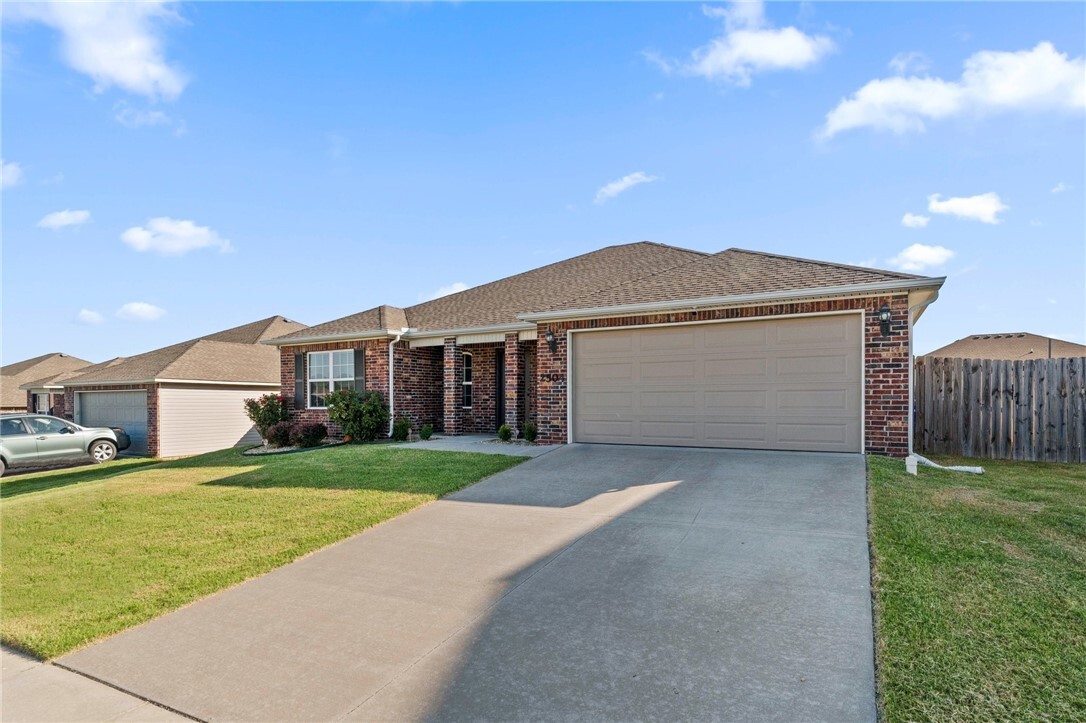 Property Photo: 2504 Maplewood Avenue AR 72745
