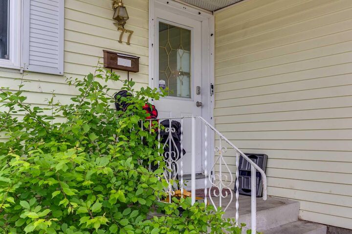 Property Photo:  77 Eastman Crescent  AB T4R 1X4 