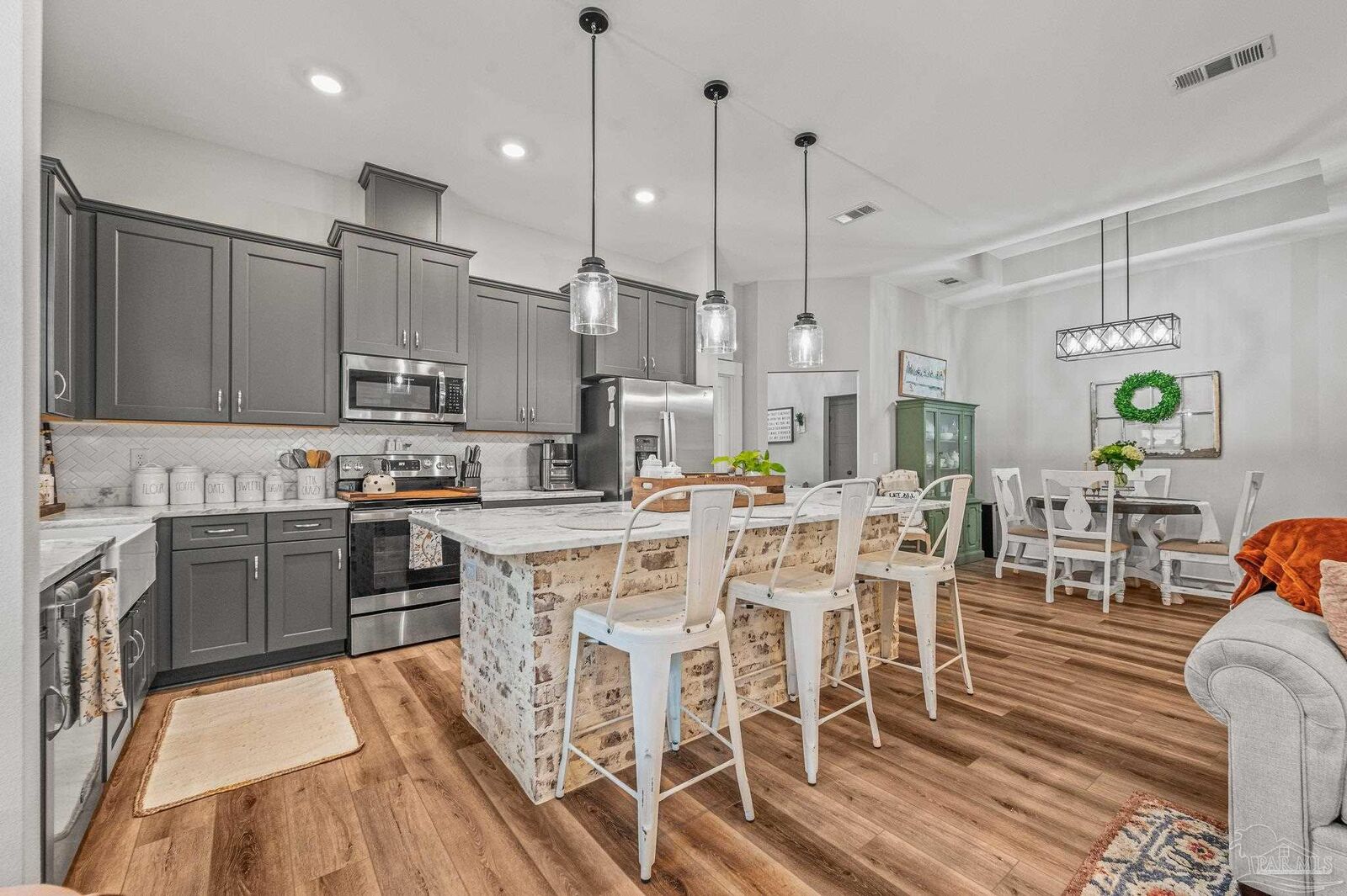 Property Photo: 5671 Dunridge Dr FL 32571