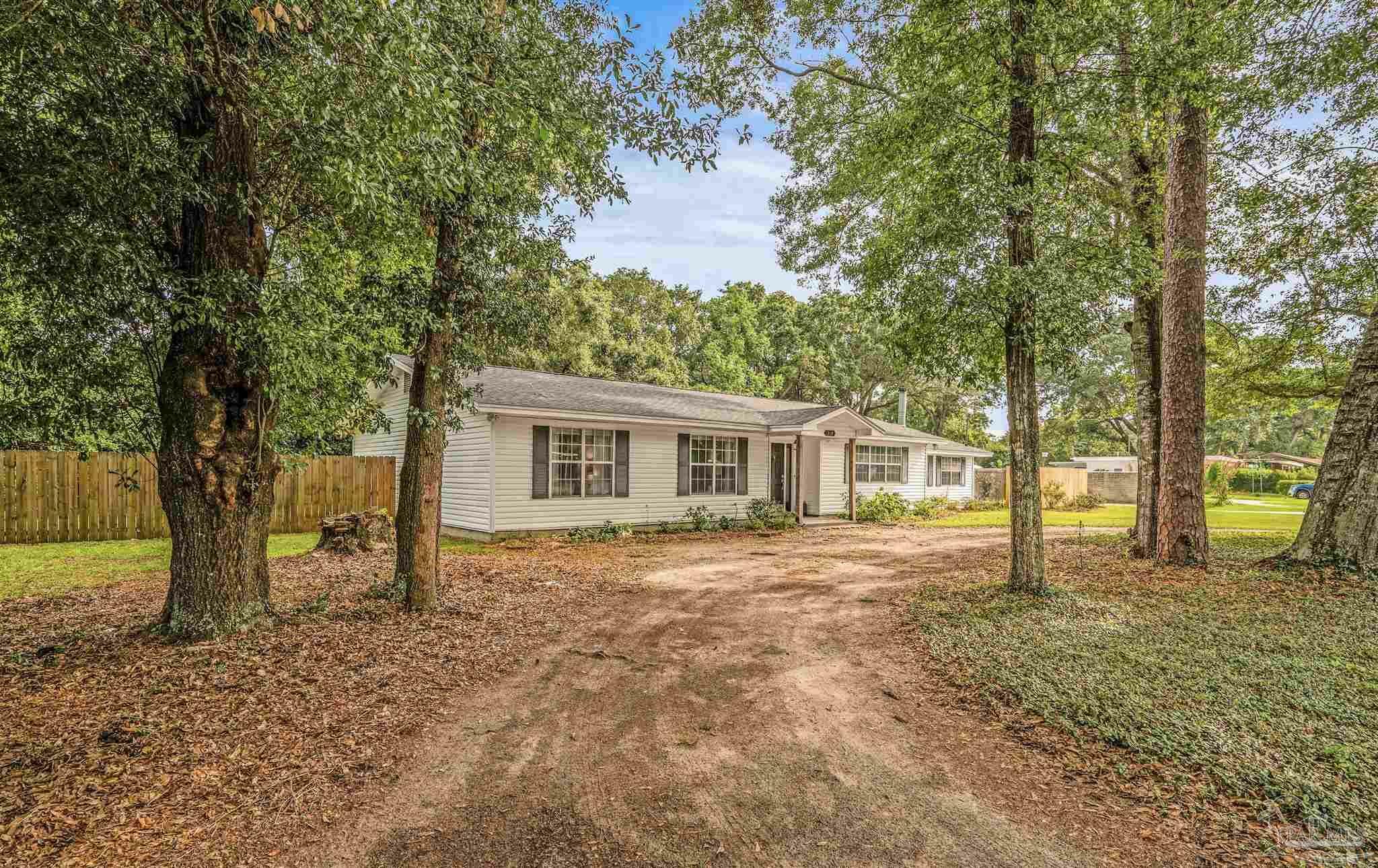 Property Photo: 219 Greenridge Dr FL 32514