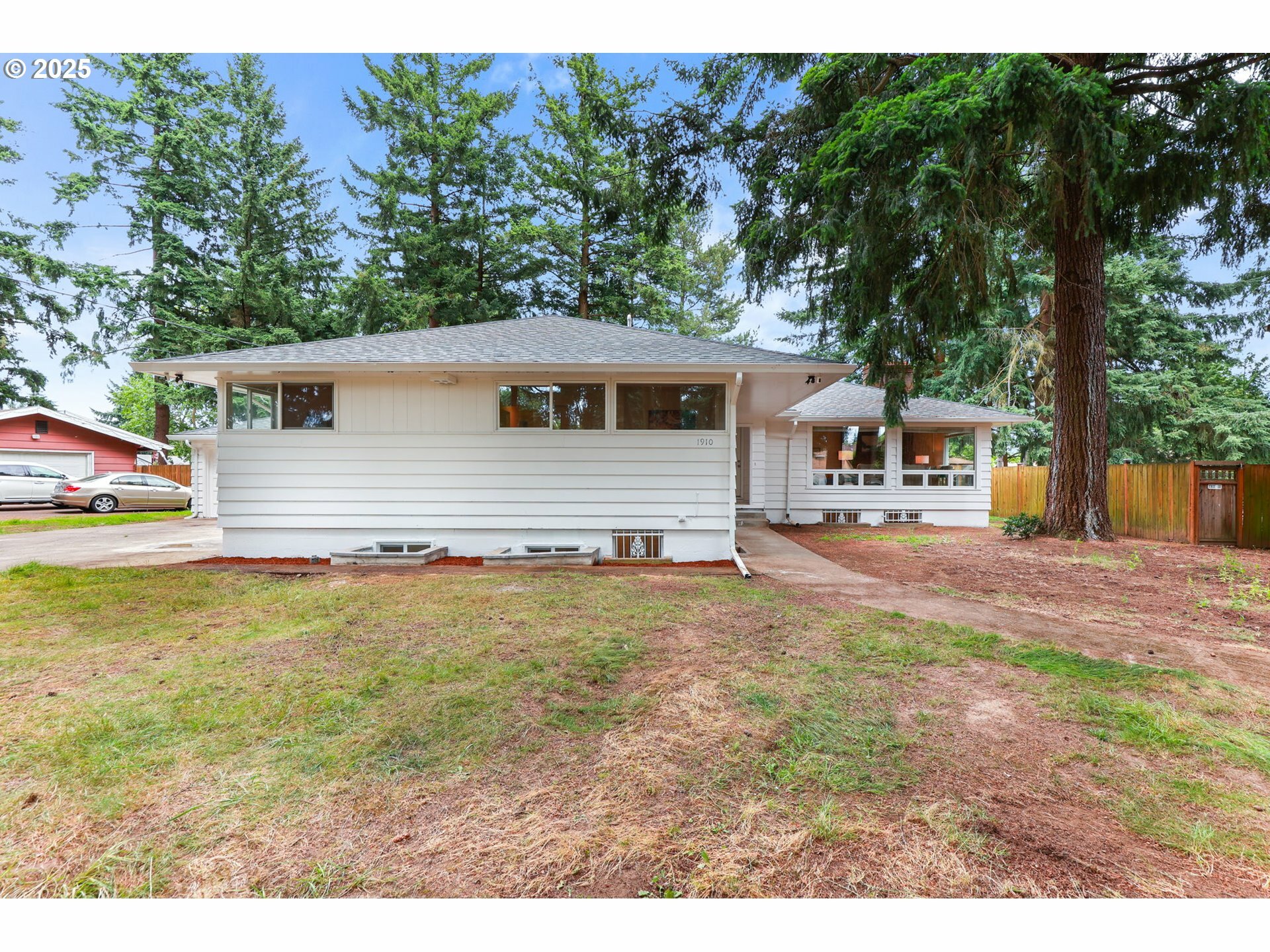 Property Photo:  1910 NE 106th Ave  OR 97220 