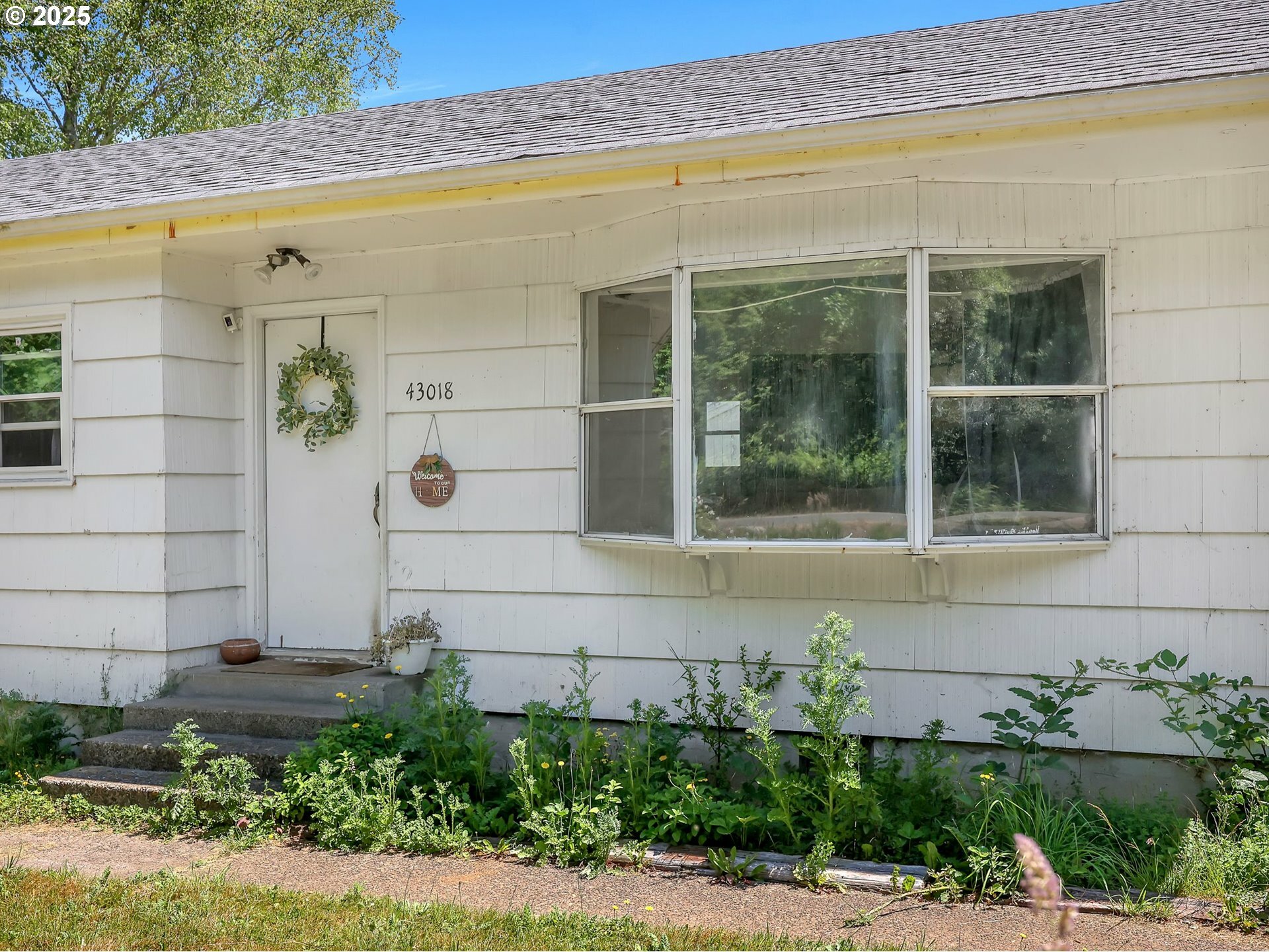 Property Photo: 43018 Hillcrest Loop OR 97103