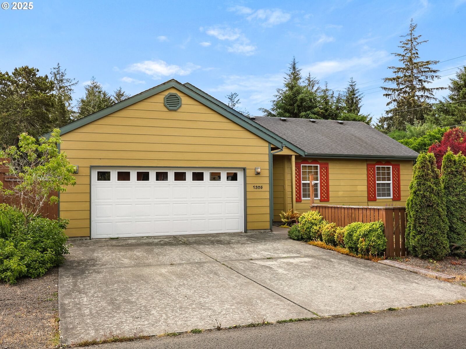 Property Photo: 1305 Sandy Ridge Rd OR 97138