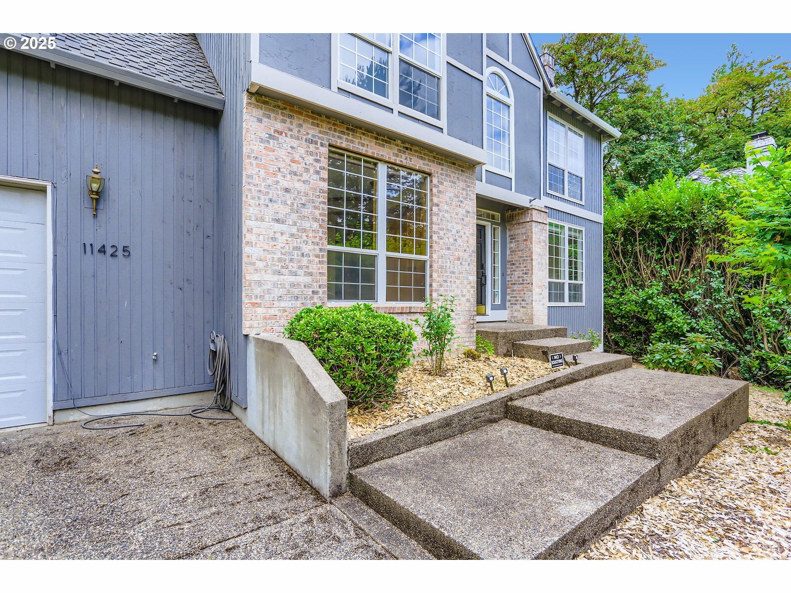Property Photo: 11425 SW Oak Creek Dr OR 97219