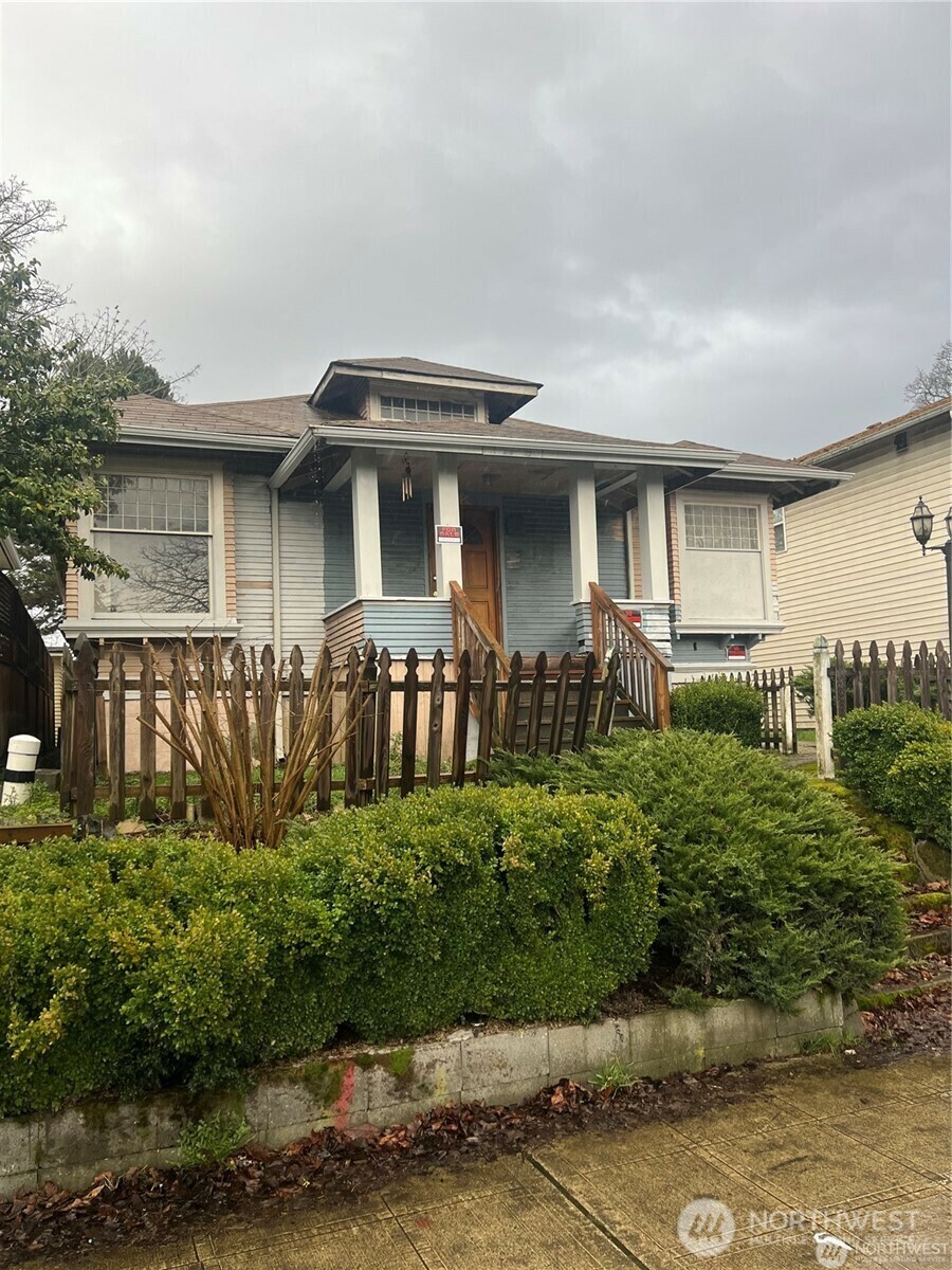 Property Photo: 214 23rd Avenue WA 98122
