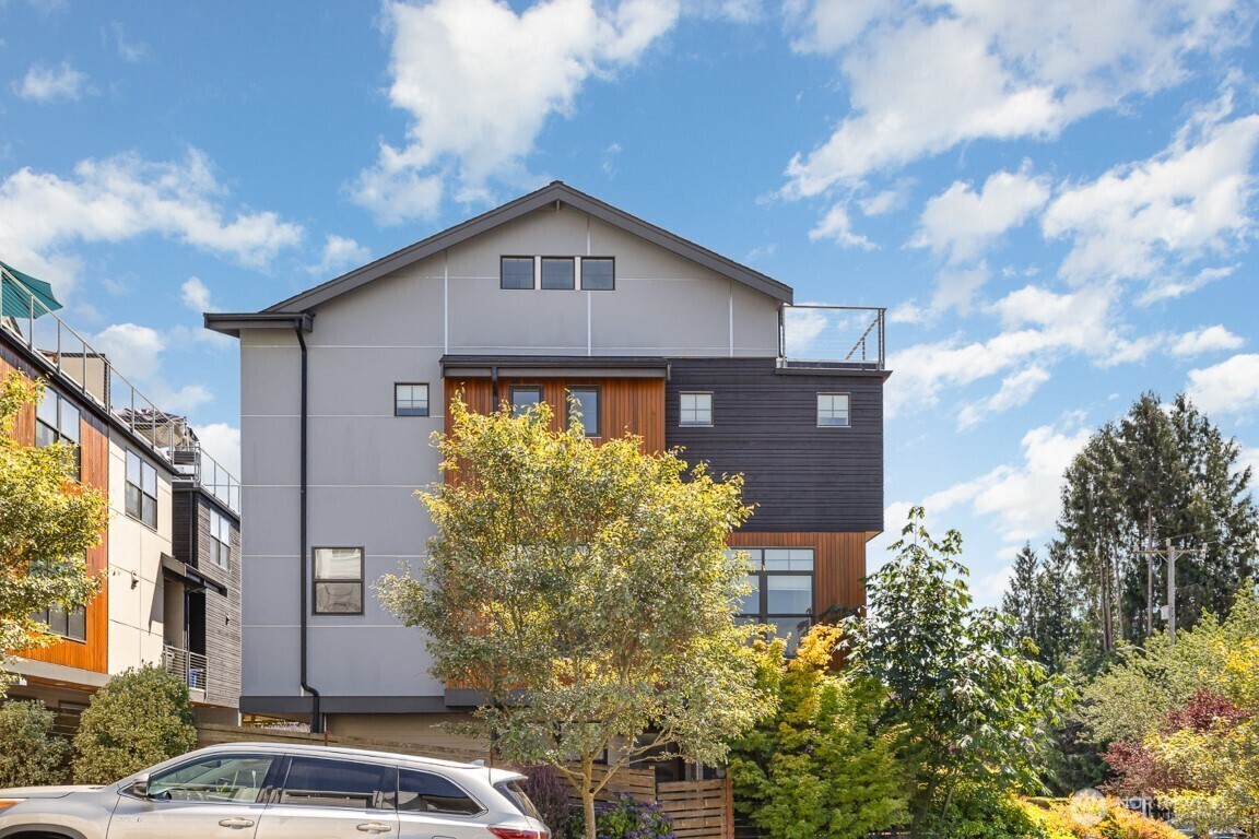 Property Photo: 2048 Minor Avenue E WA 98102