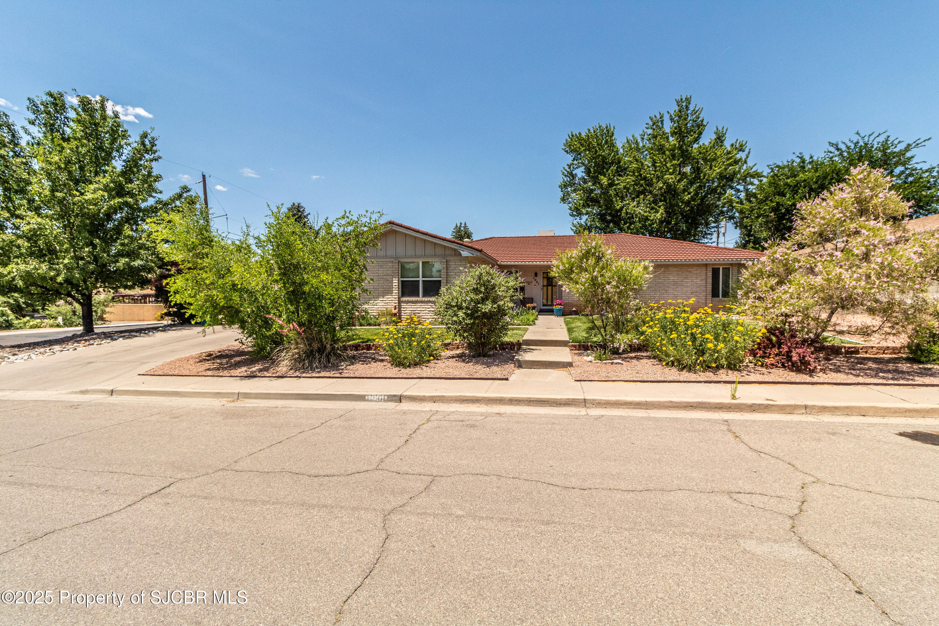 Property Photo: 1001 Crestview Circle NM 87401