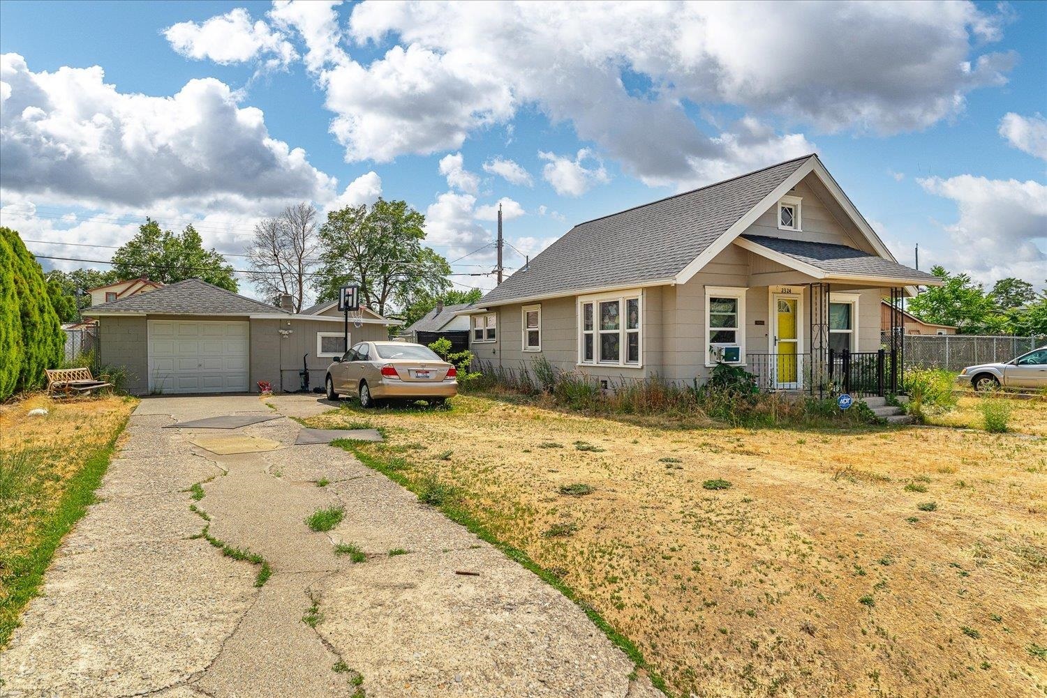 Property Photo: 2324 E Rowan Ave WA 99217