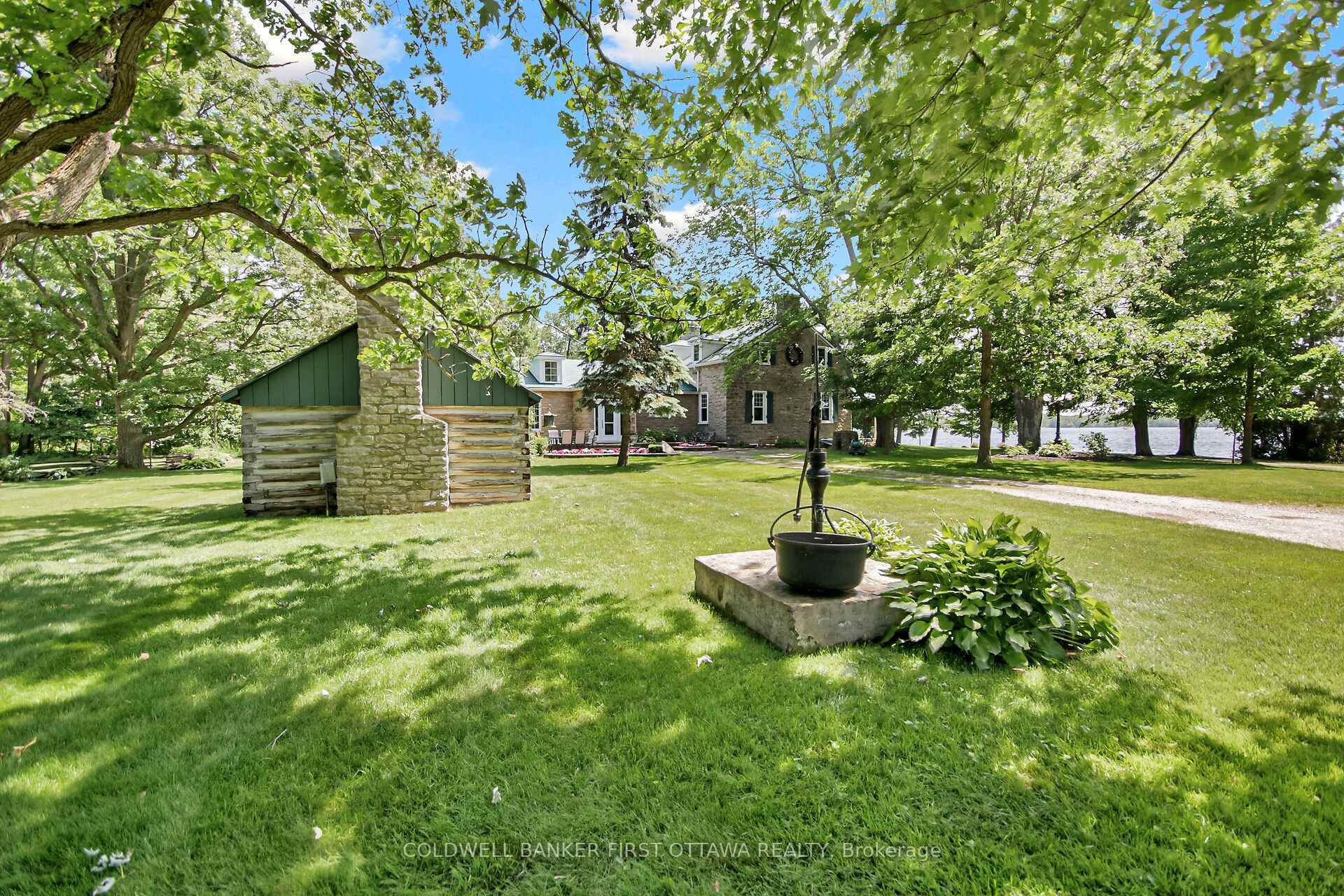 Photo de la propriété:  100 Loch End Road  ON K7C 0S9 