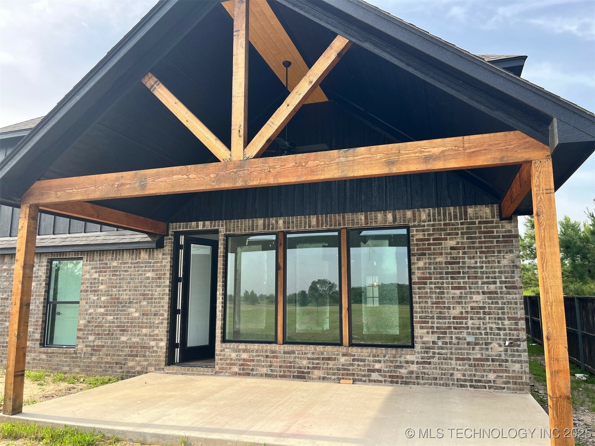 Property Photo: 2402 E Northampton Street OK 74014
