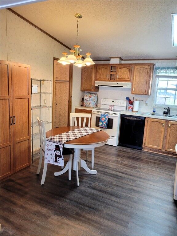 Property Photo:  826 Clover Ln  PA 15668 