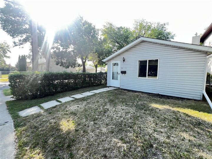 Property Photo:  819 Ebby Avenue  MB R3M 2H2 