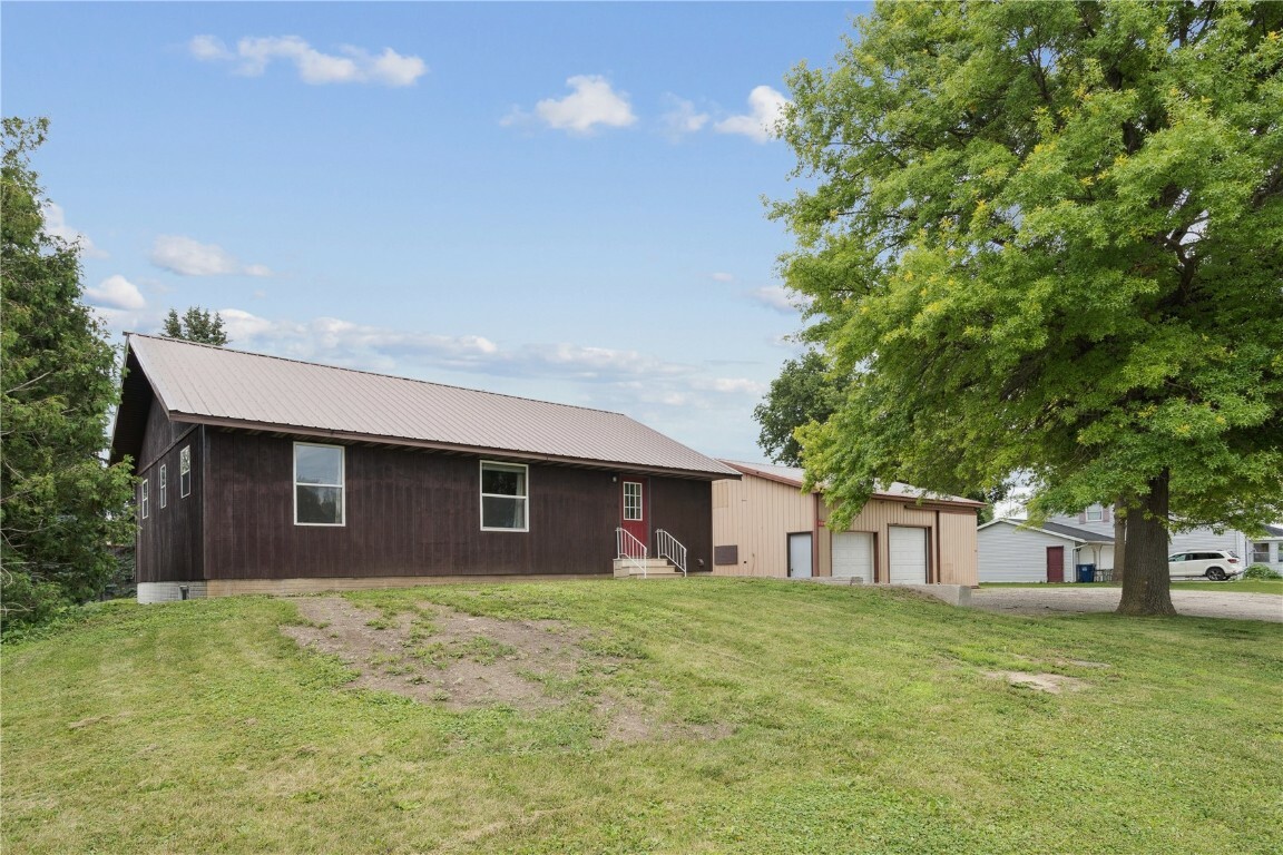 1009 W 1st St  Vinton IA 52349 photo