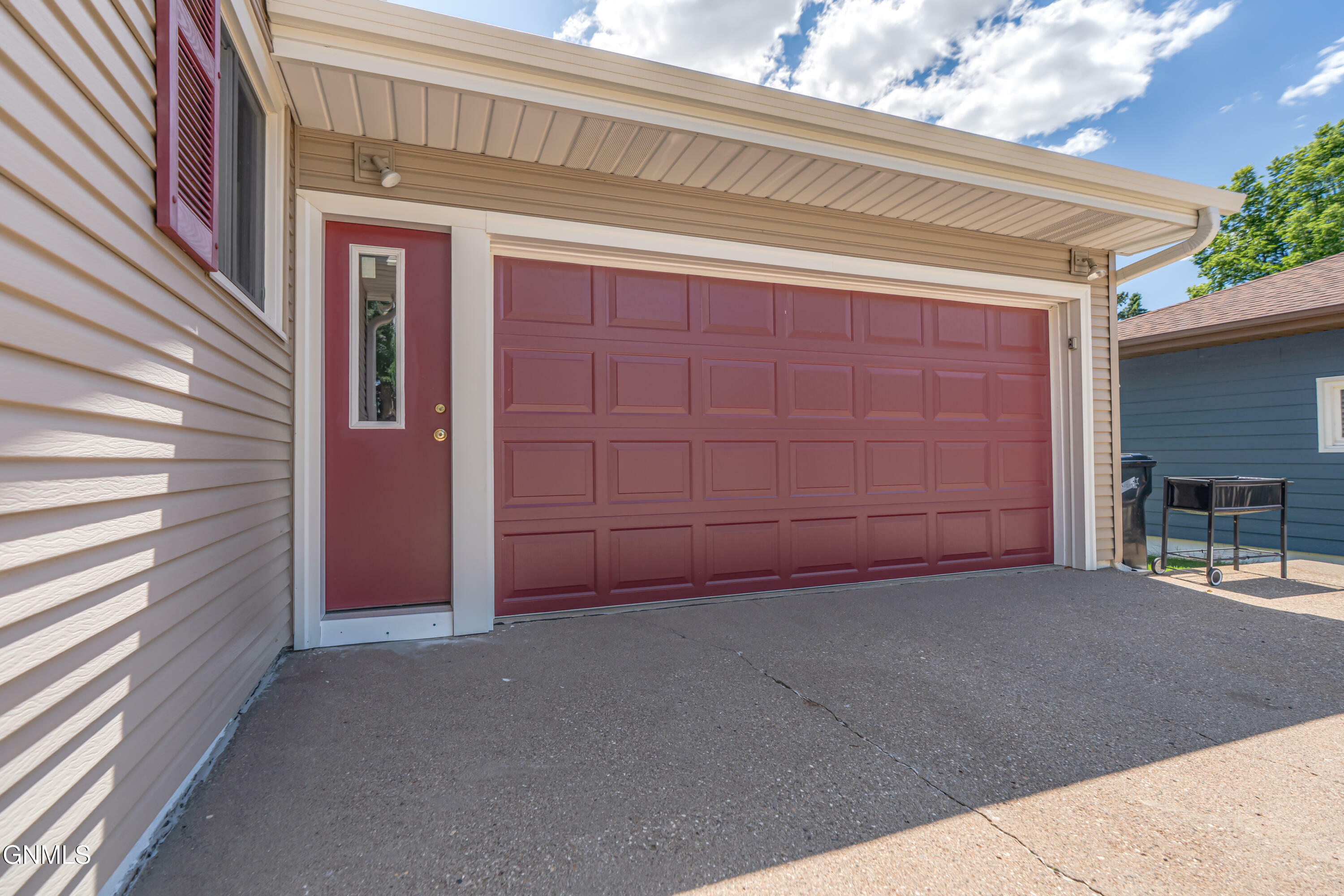 Property Photo:  209 Owens Avenue E  ND 58501 