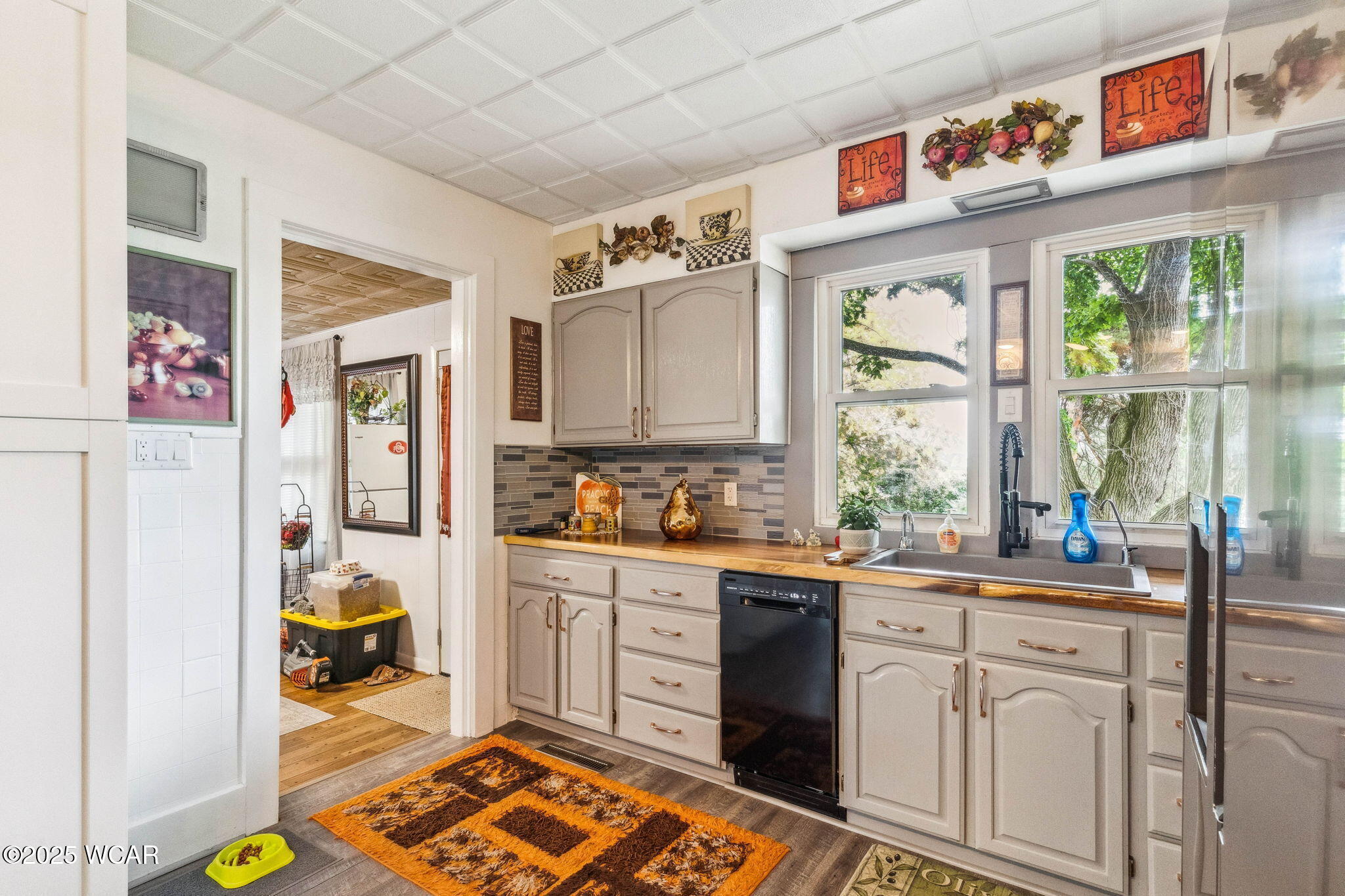 Property Photo:  1105 E Columbus St. Street  OH 43326 