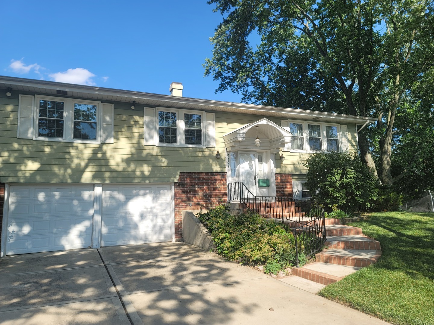 Property Photo:  2S165 Huntington Court  IL 60137 