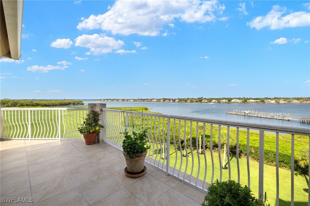 Property Photo:  1530 Star Point Lane 4-403  FL 34112 