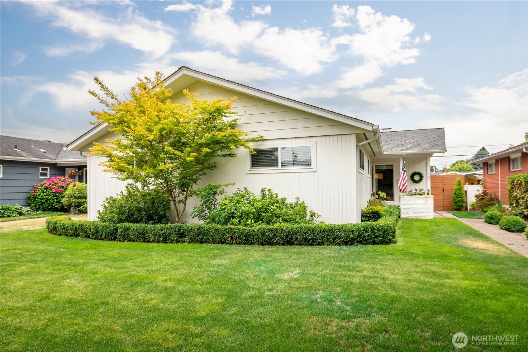 Property Photo: 1129 18th WA 98632