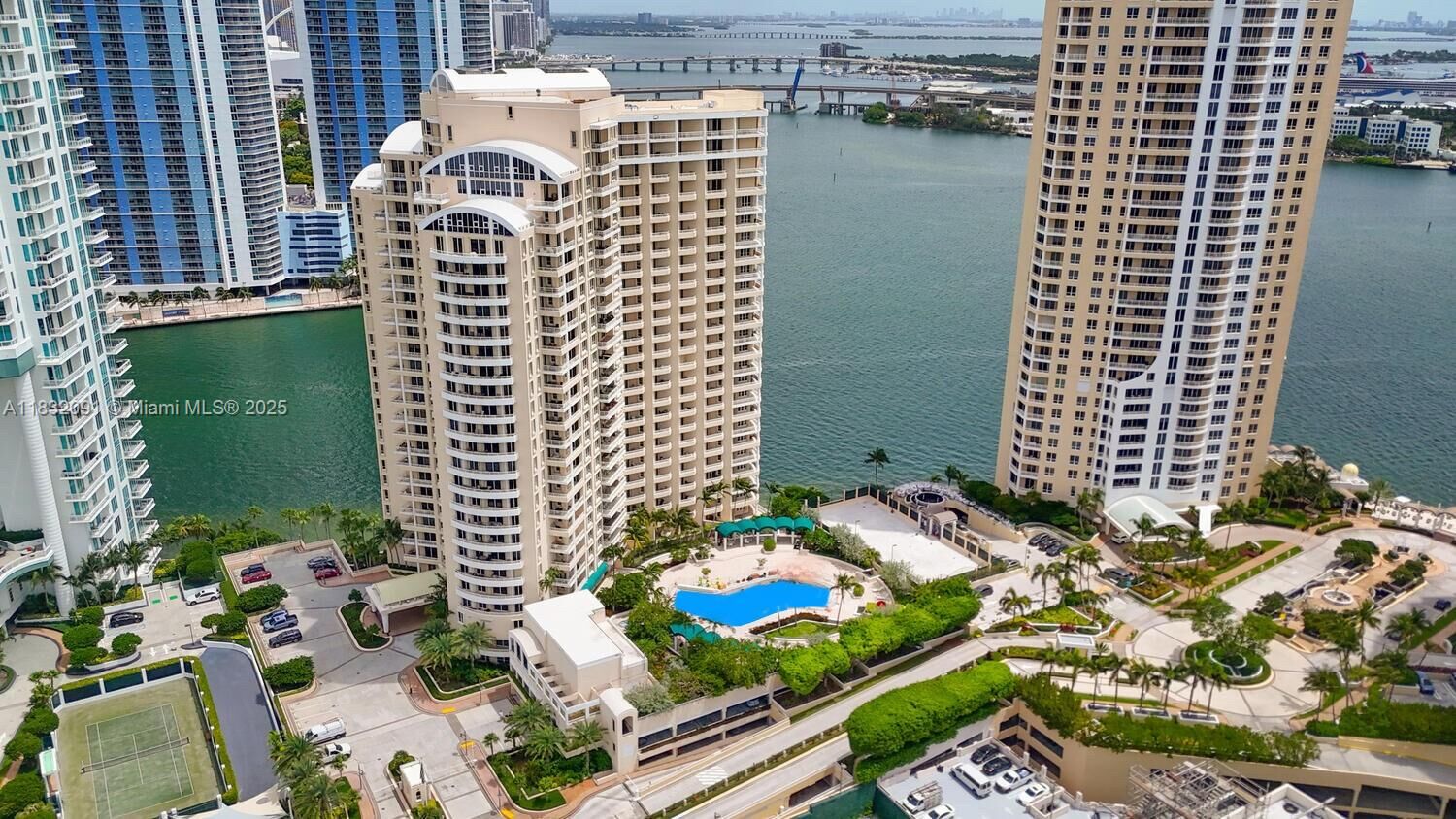 Property Photo:  888 Brickell Key Dr 607  FL 33131 