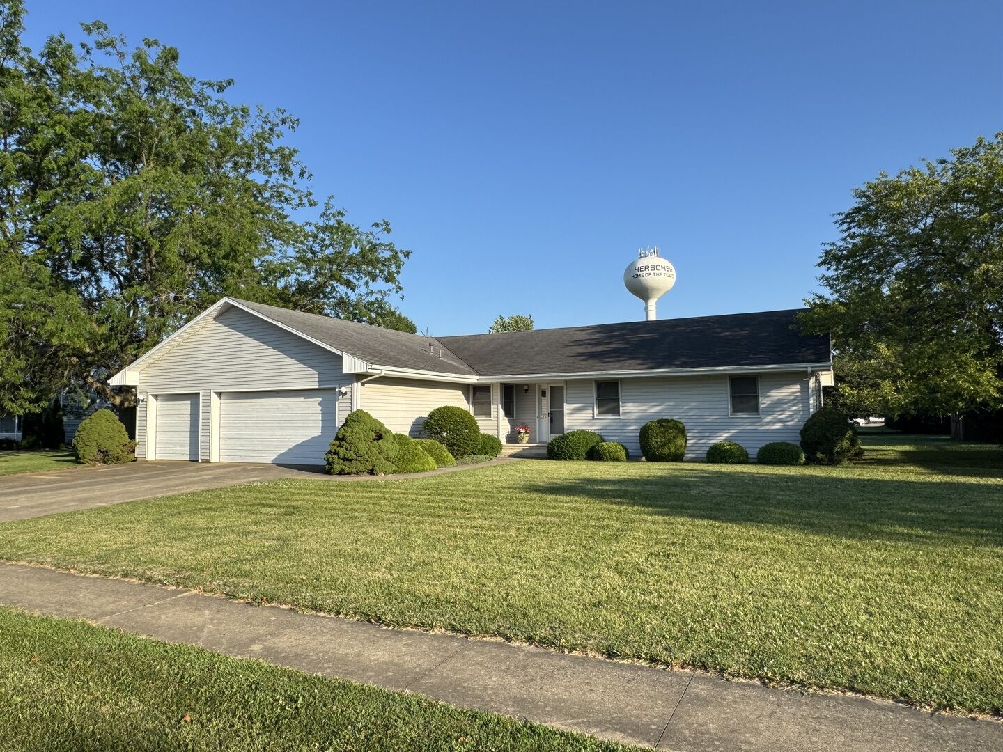 Property Photo: 532 E 2nd Street IL 60941