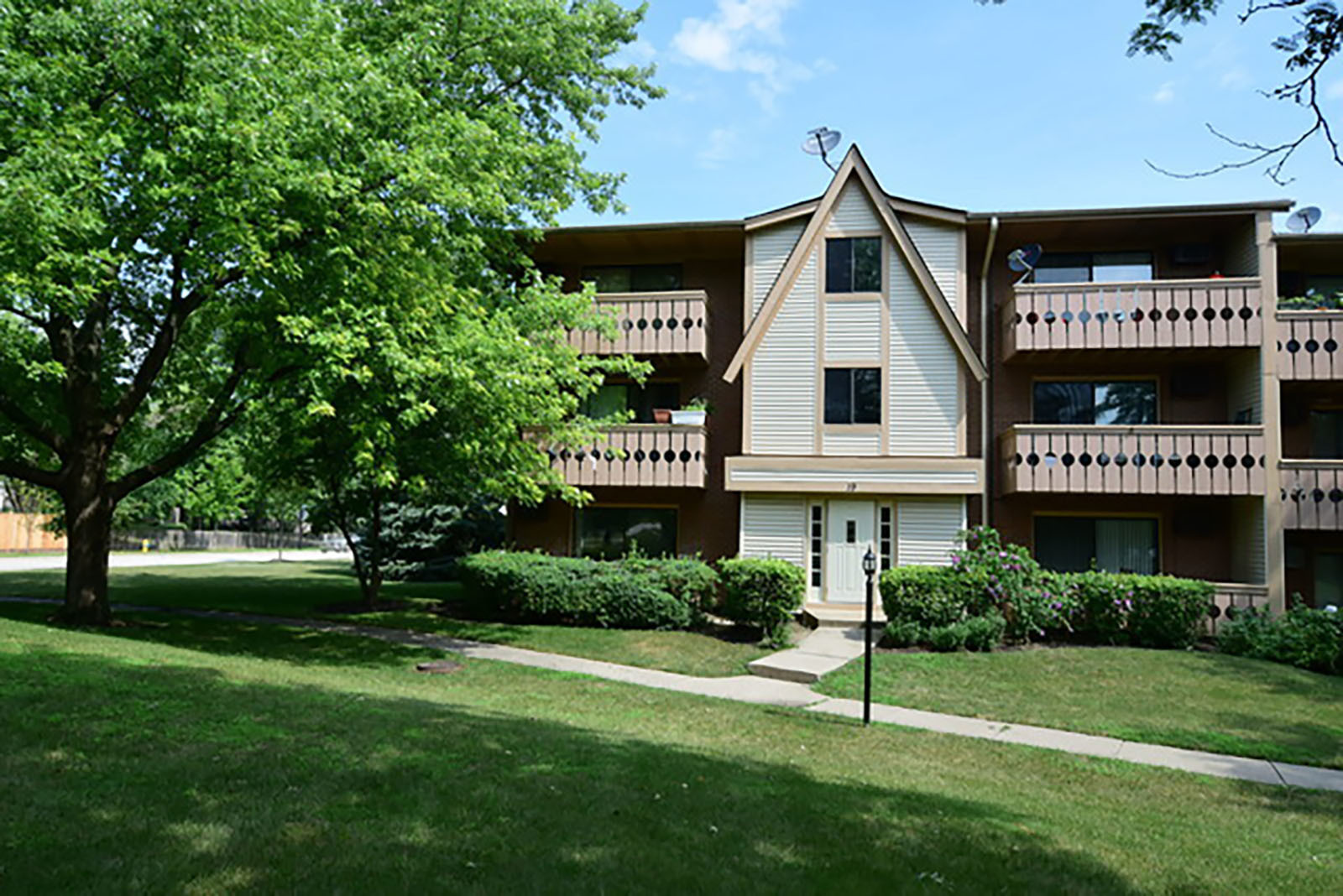 Property Photo:  19 Parkside Court 9  IL 60061 