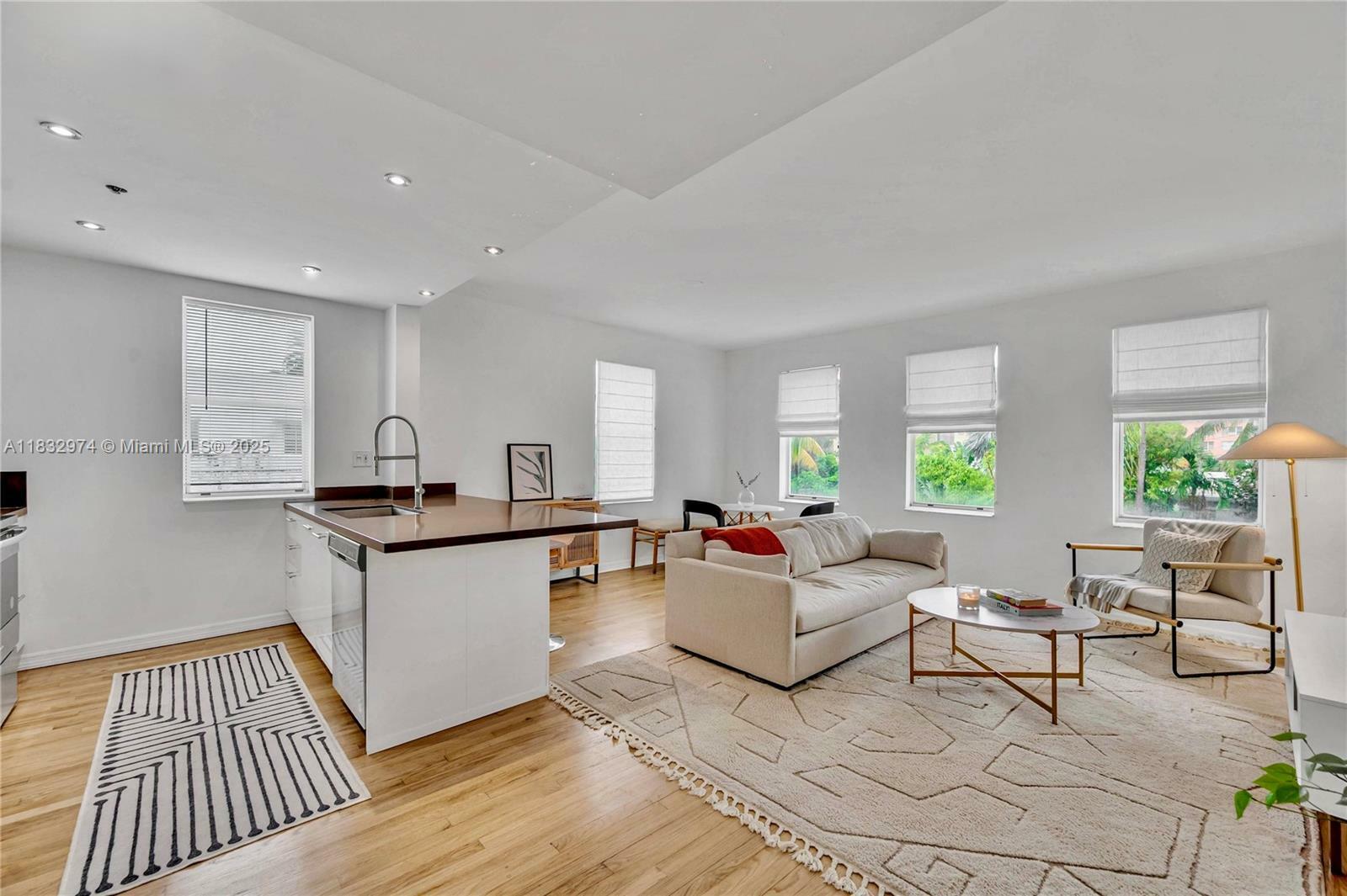 Property Photo: 802 Euclid Ave 302 FL 33139