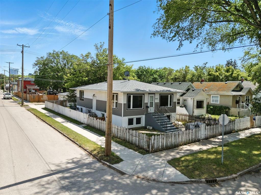 Property Photo:  402 I Avenue S  SK S7M 1Y4 