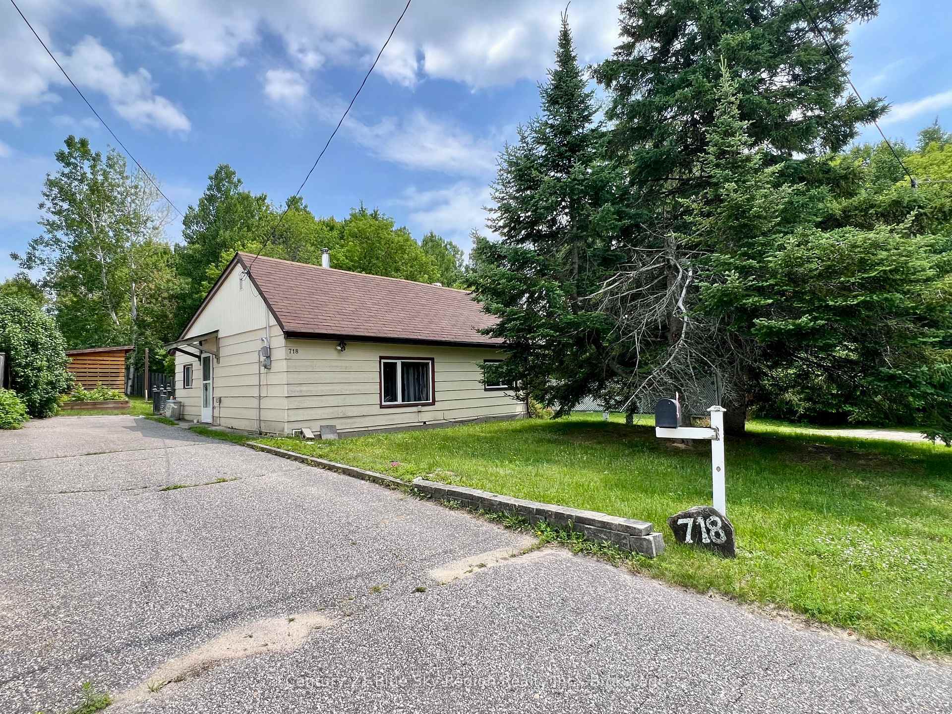 Property Photo: 718 Winters Street ON P1B 1S7