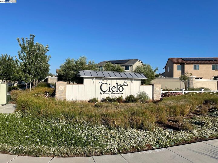 Property Photo: 5611 Trinity Lakes Ln CA 94531