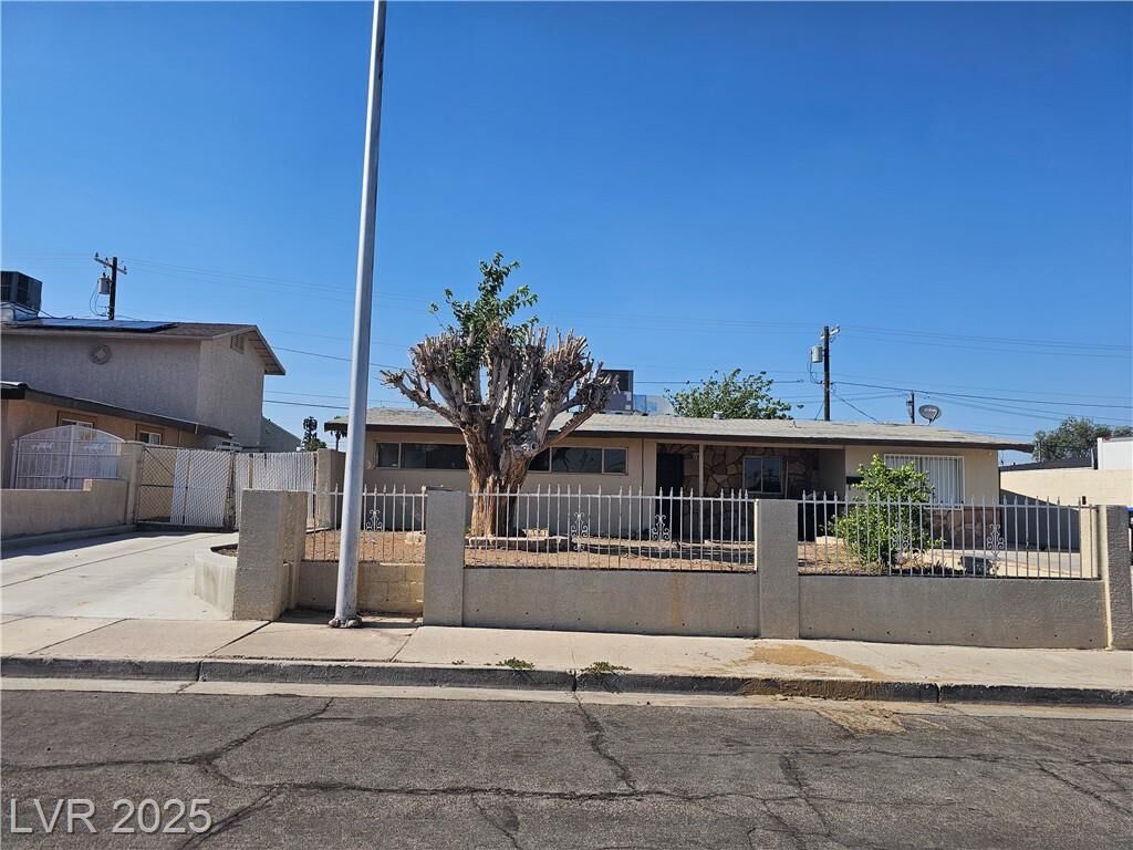 Property Photo: 1338 Smoke Tree Avenue NV 89108