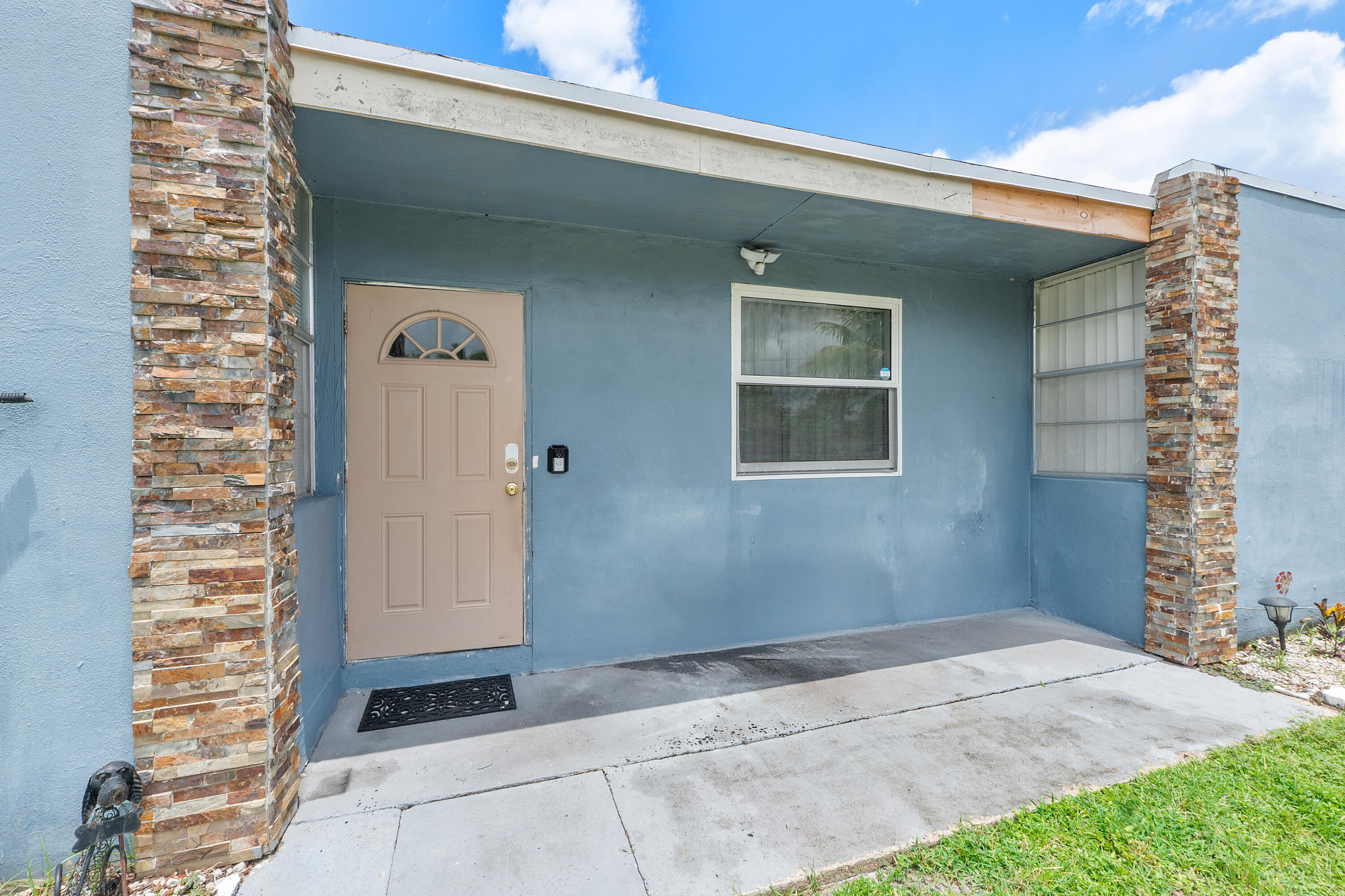 Property Photo:  439 Cheyenne Drive  FL 33462 