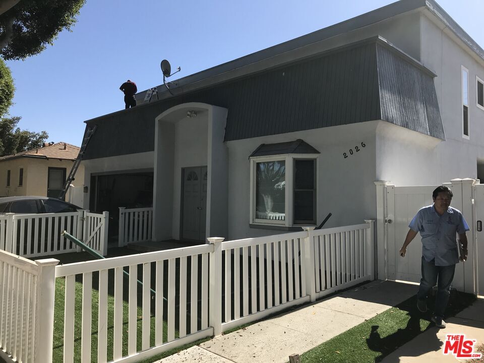 Property Photo: 2026 Oak St CA 90405