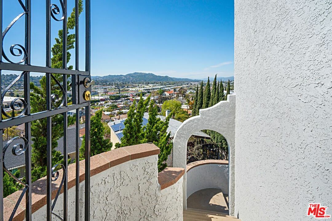 Property Photo: 1901 Kemper St CA 90065