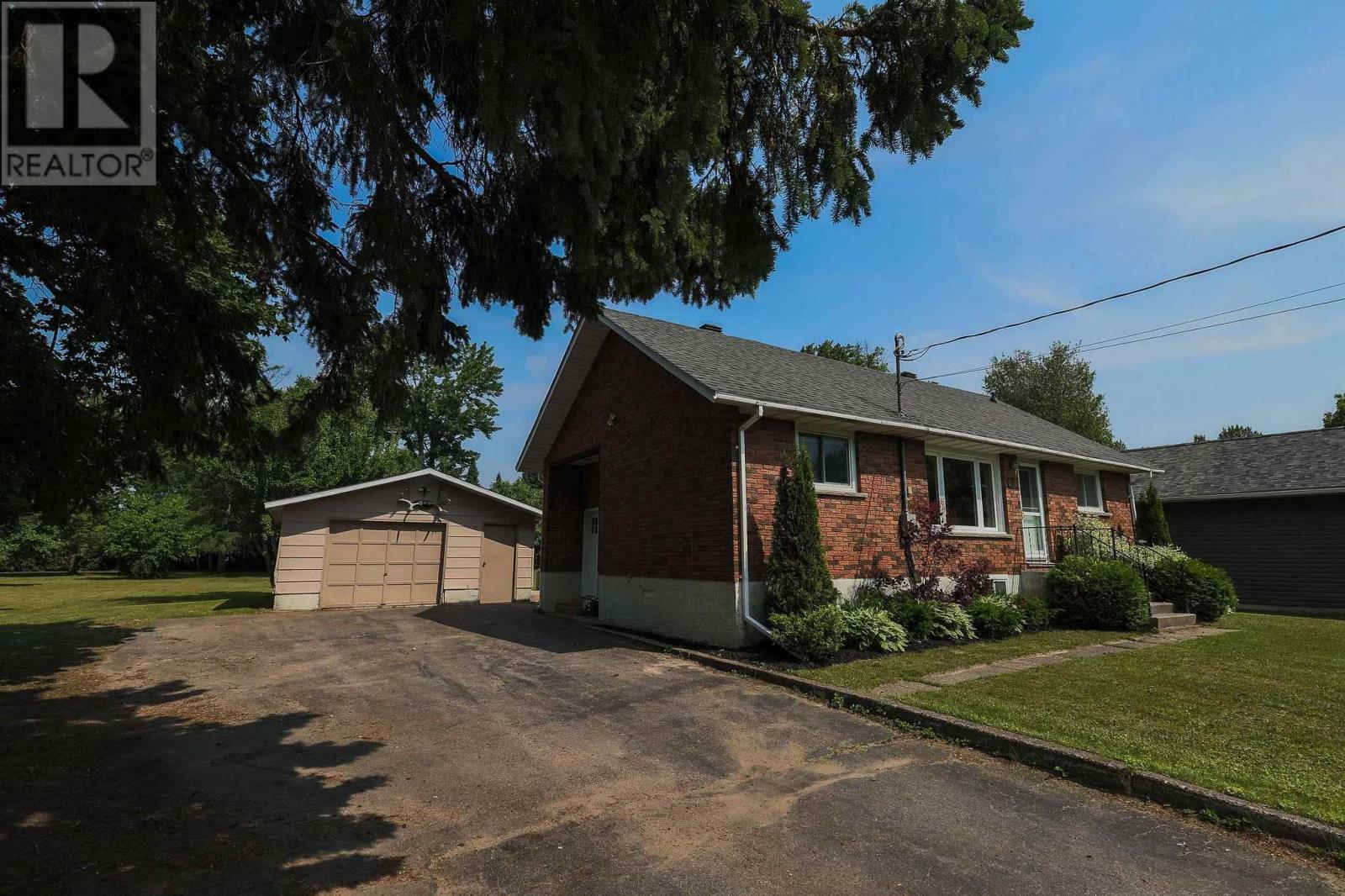 Photo de la propriété: 380 River Rd ON P6A 5K9