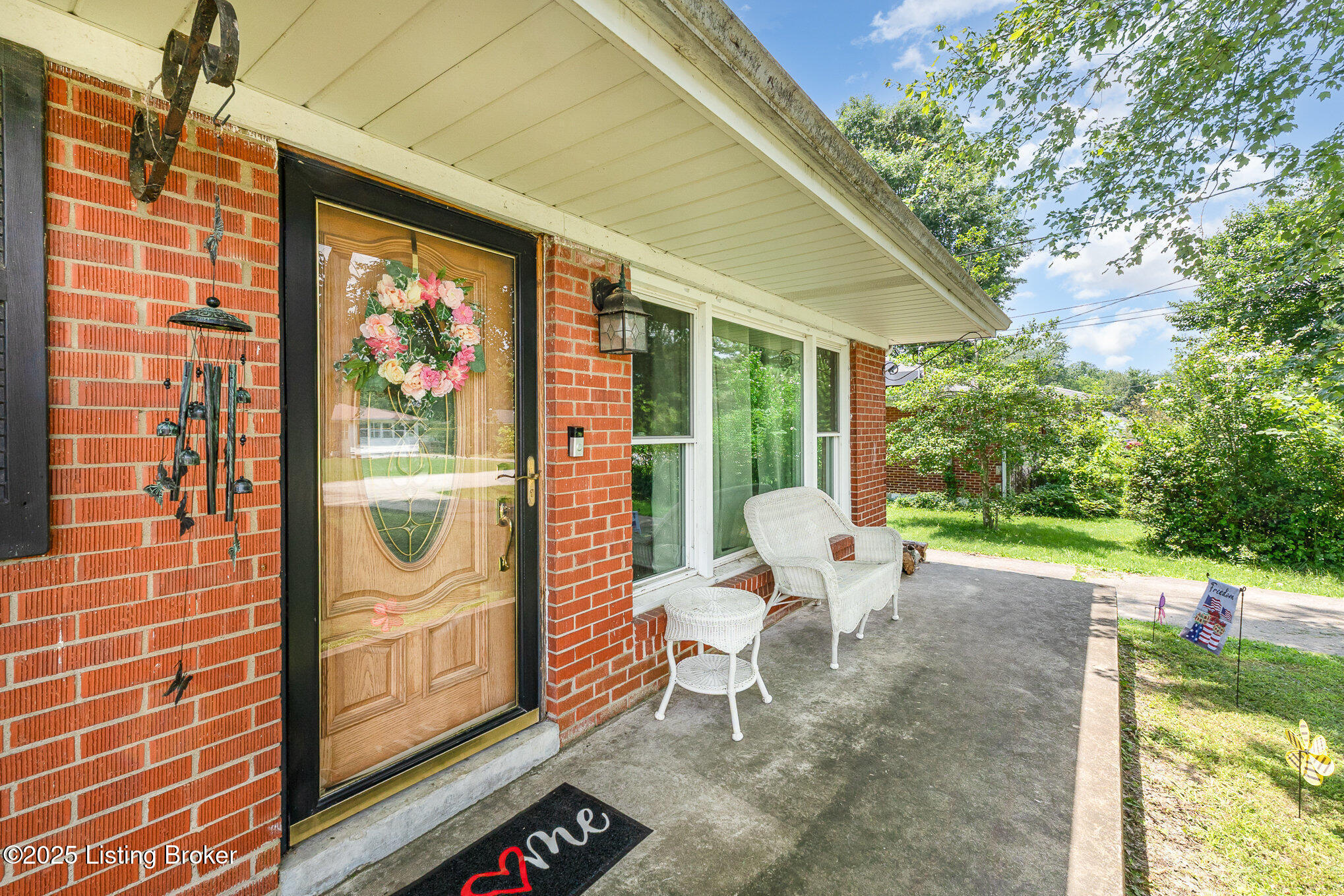 Property Photo: 5606 Walnut Way KY 40229