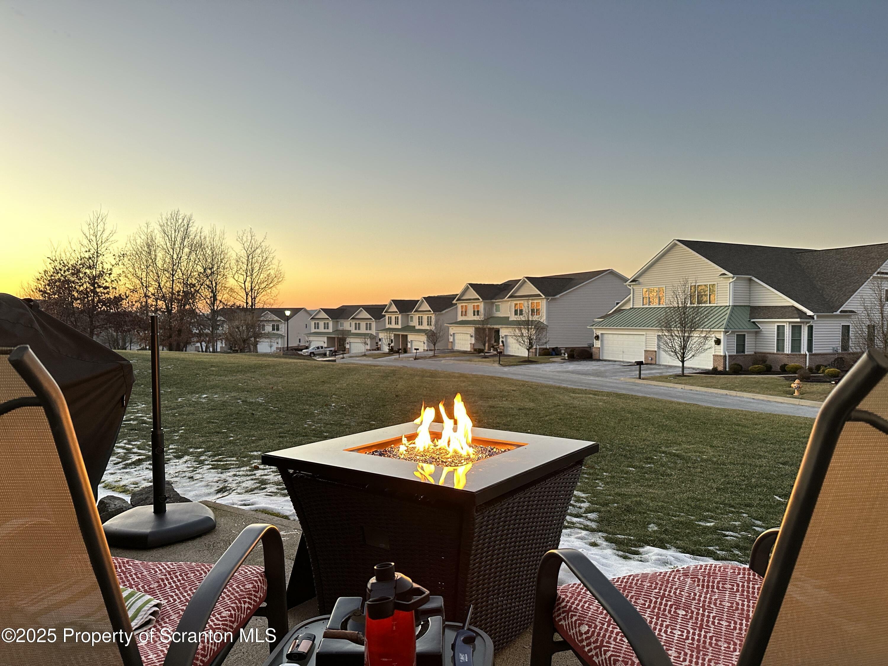 Property Photo: 2103 Robinson Close PA 18507