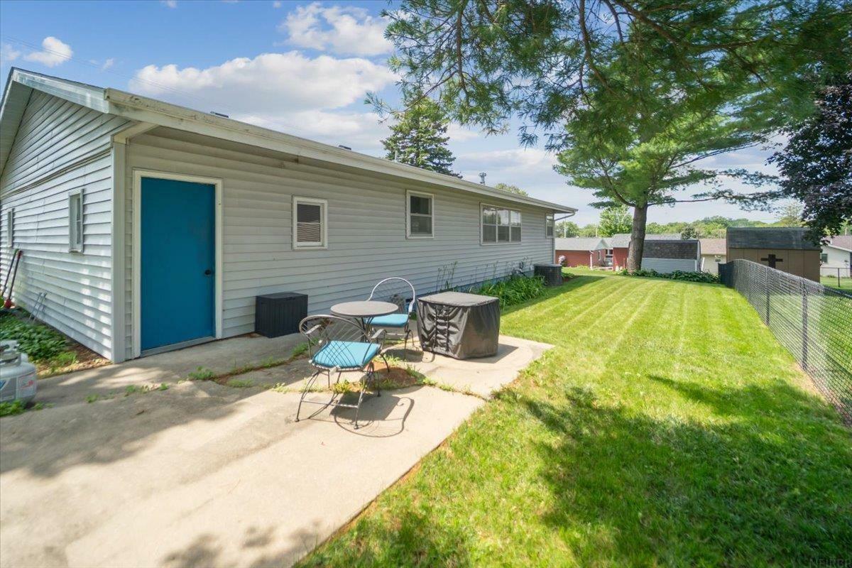 Property Photo:  715 6th St NE  IA 50662 