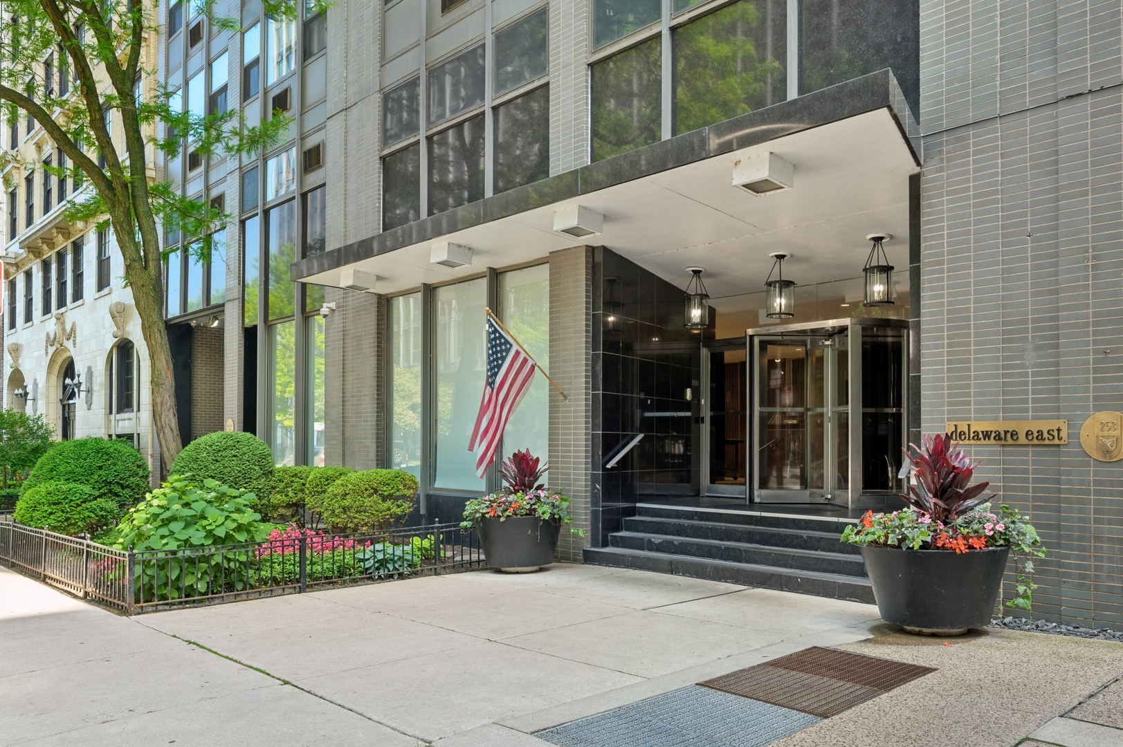 Property Photo: 253 E Delaware Place 7G IL 60611