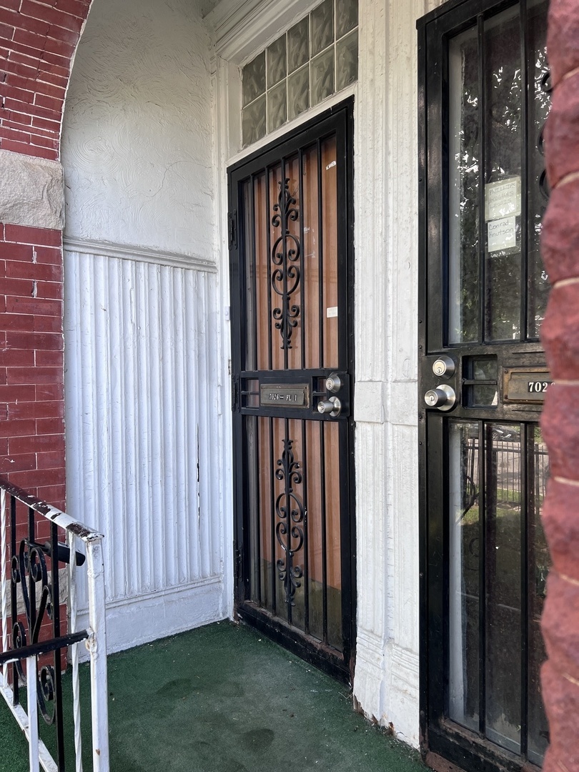 Property Photo: 7026 S Wentworth Avenue 1stfl IL 60621