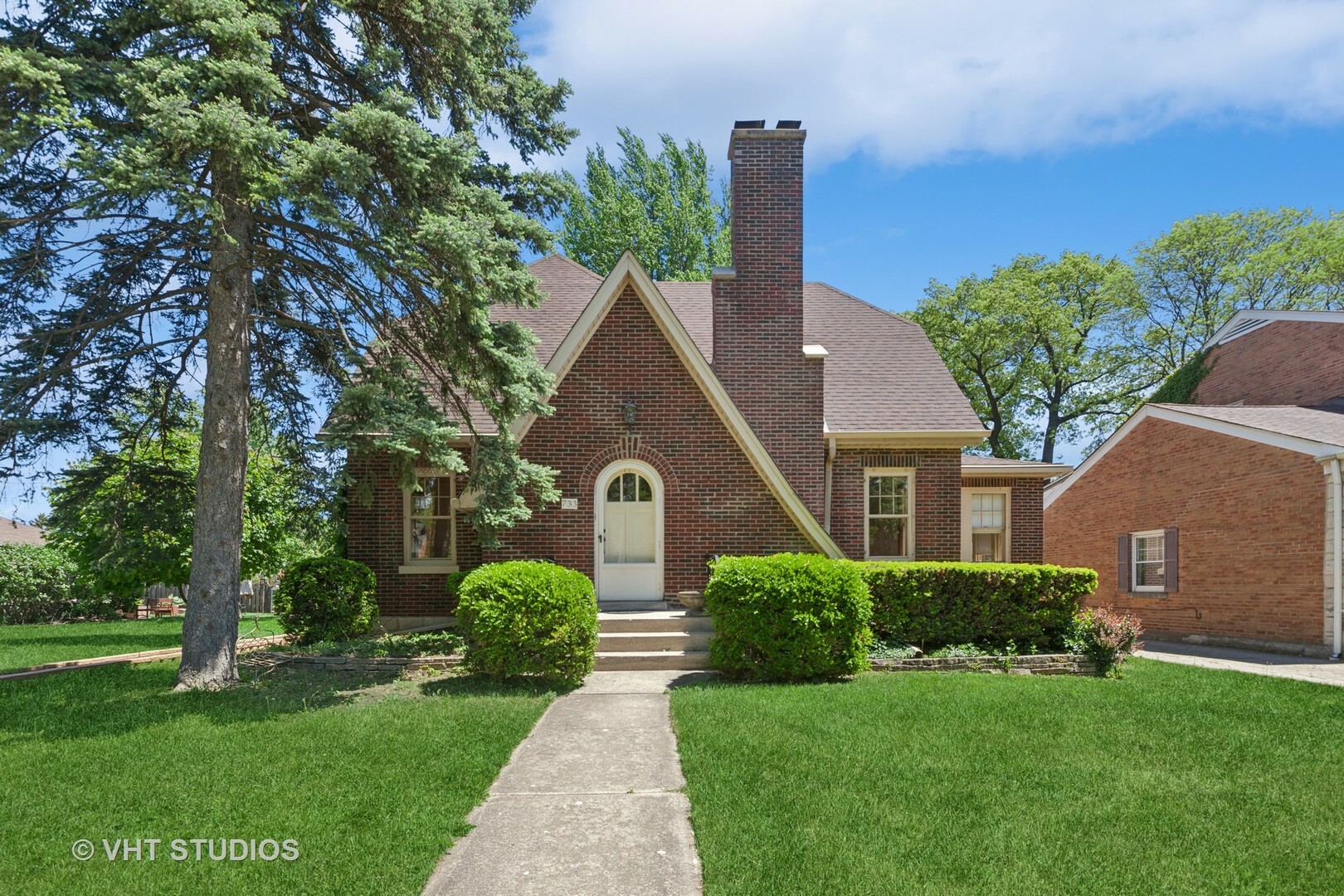 Property Photo: 733 N Kensington Avenue IL 60526