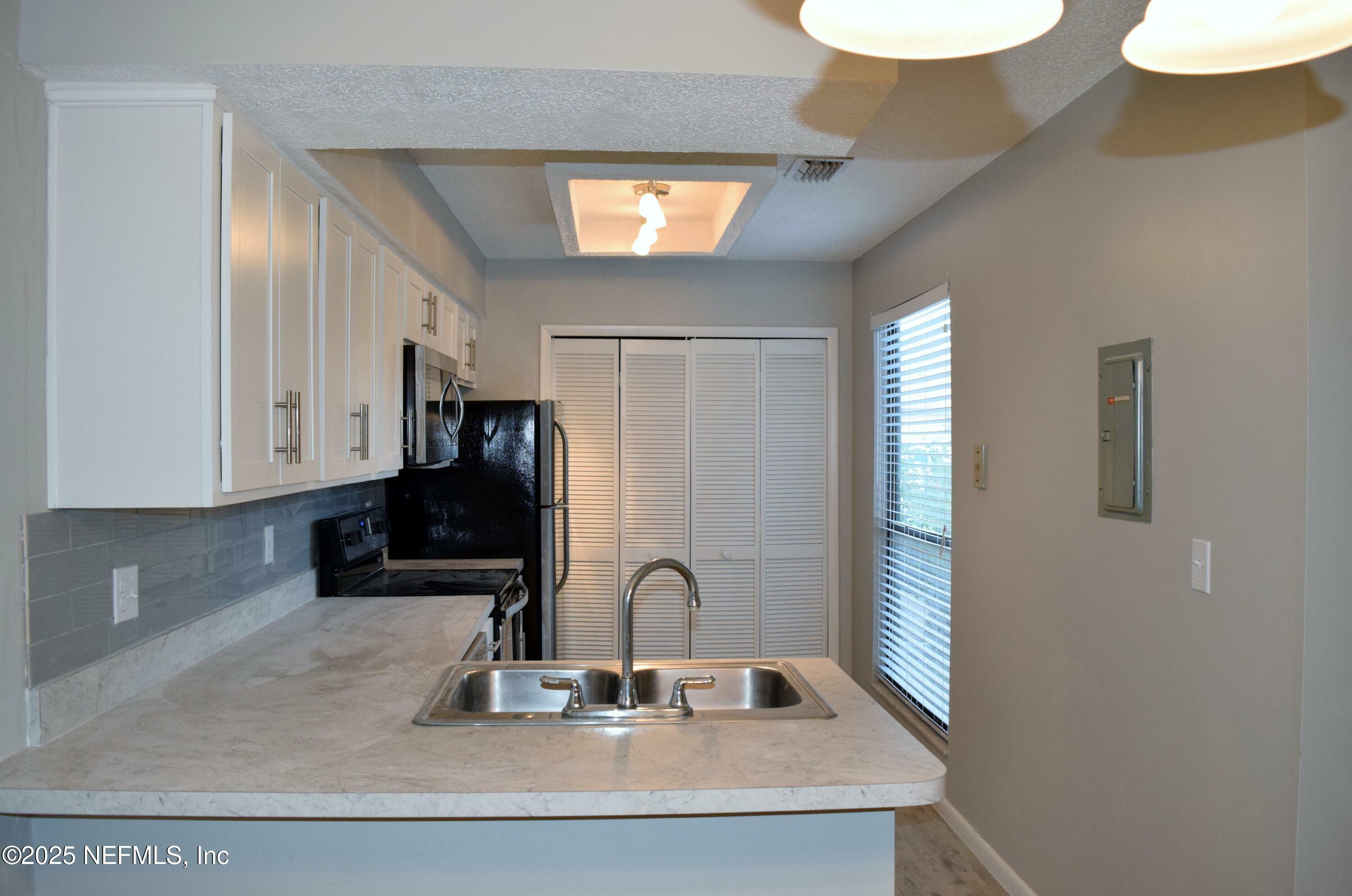 Property Photo: 4846 Kingsmeadow Lane FL 32217