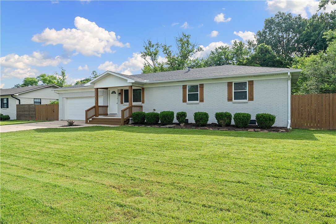 Property Photo:  1305 SE D Street  AR 72712 