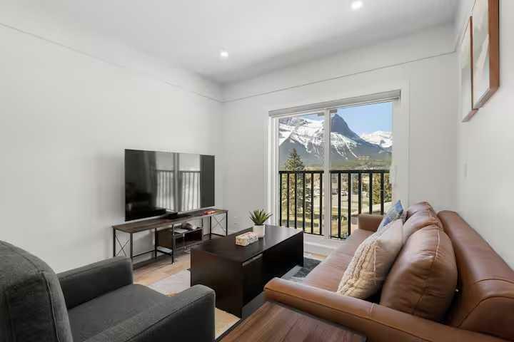Property Photo: 1717 Mountain Avenue 3 AB T2W 2W1