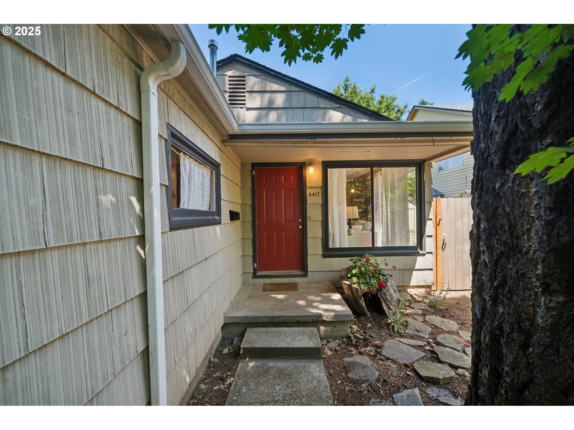 Property Photo: 6417 SE Woodstock Blvd OR 97206